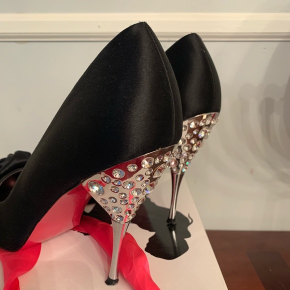 Shoes - Picture 1 of 3